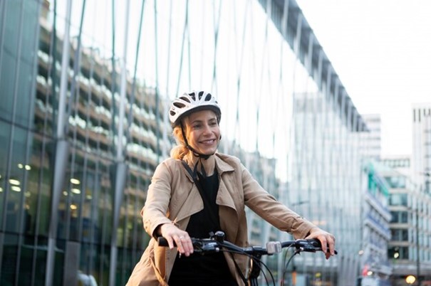 Free photo woman riding a bike while wearing her helmet